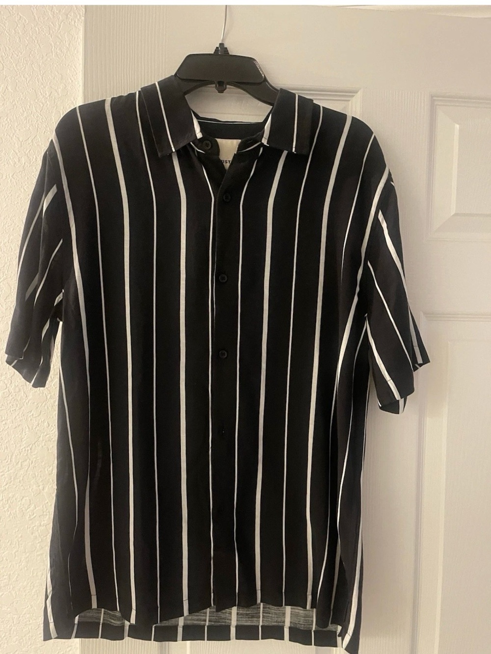 Men's Black Short-Sleeve Button-Down Shirt with White Stripes brand new WT
